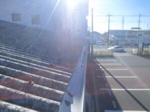 工場のスレート屋根の雹害